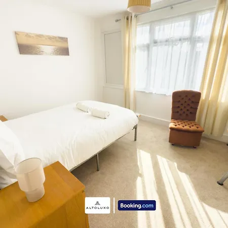 Orion's Place 3 Bedroom House By Altoluxoexperience Short Lets & Serviced With Free Parking Апартаменты