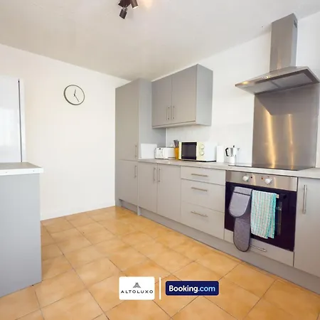 Orion's Place 3 Bedroom House By Altoluxoexperience Short Lets & Serviced With Free Parking