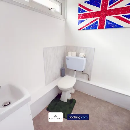 Orion's Place 3 Bedroom House By Altoluxoexperience Short Lets & Serviced With Free Parking Апартаменты